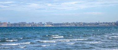 Rüzgarlı havada dalgaları olan güzel bir deniz. Denizin arka planı .