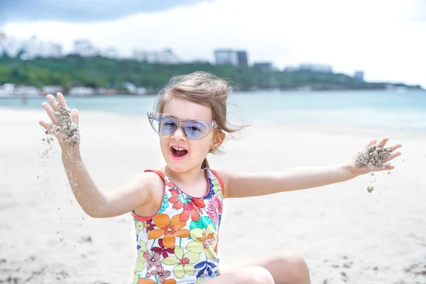 Una Niña Linda Con Gafas Está Jugando Arena Playa Junto — Foto de Stock