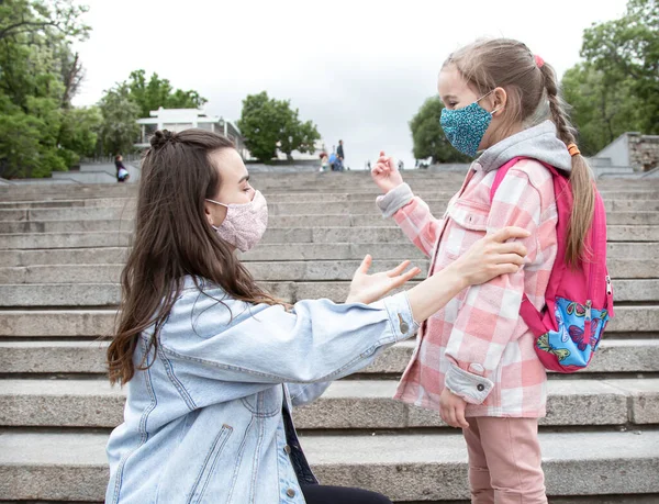 Πίσω Στο Σχολείο Πανδημικά Παιδιά Του Coronavirus Πηγαίνουν Σχολείο Μάσκες — Φωτογραφία Αρχείου