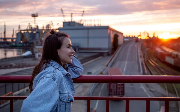 Eine Junge Frau Auf Der Brücke Fotografiert Bei Einem Wunderschönen — Stockfoto