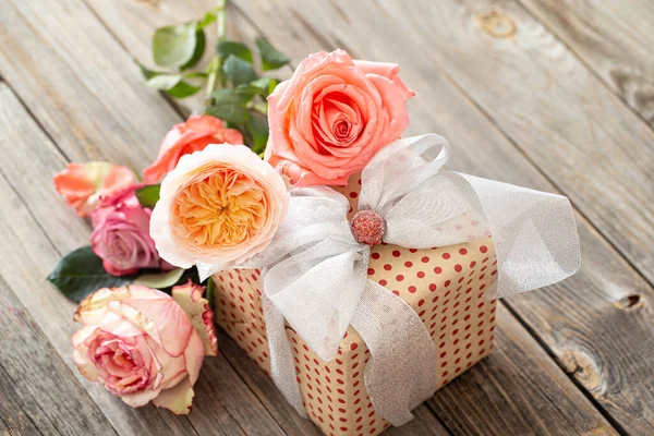 バレンタインデーや女性の日のためのギフトボックスと新鮮なバラ 休日のコンセプト — ストック写真