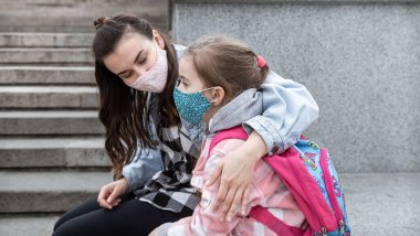 Okula dönelim. Coronavirus salgını olan çocuklar okula maskeli giderler. Annemle arkadaşça ilişkiler..