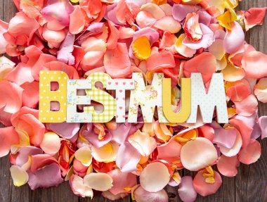 Anneler Günü geçmişi, harfler ve güllerle dolu. Tatil ve kadın kavramı..