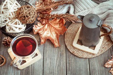 Hayatın sonbahar kompozisyonu çay ile. Sonbahar, arka plan, şükran günü..