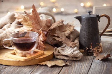 Dekoratif eşyalarla dolu sade bir ortamda sakin bir sonbahar..