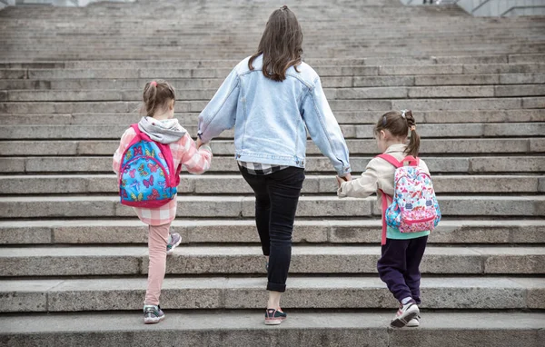 Genitore Alunno Della Scuola Primaria Vanno Pari Passo Mamma Due — Foto Stock