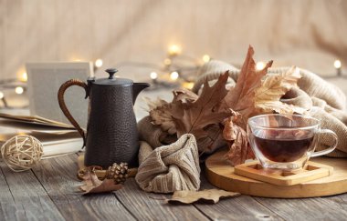 Dekoratif eşyalarla dolu sade bir ortamda sakin bir sonbahar..