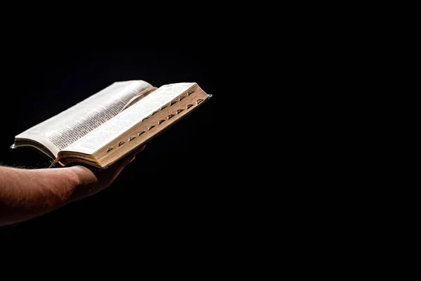 Hombre Sostiene Una Biblia Abierta Concepto Una Relación Con Dios — Foto de Stock