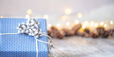 Mavi hediye kutusuyla yeni yıl tatili geçmişi. Yeni yılı kutlama ve selamlama kavramı..