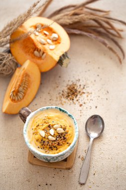 Güzel bir seramik tabakta balkabağı çorbası ile nefis bir kompozisyon. Yukarıdan manzara. Mevsimlik yiyecekler.