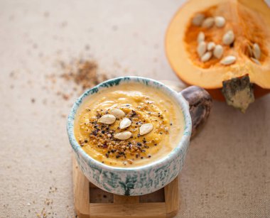 Güzel bir seramik tabakta balkabağı çorbası ile nefis bir kompozisyon. Yukarıdan manzara. Mevsimlik yiyecekler.