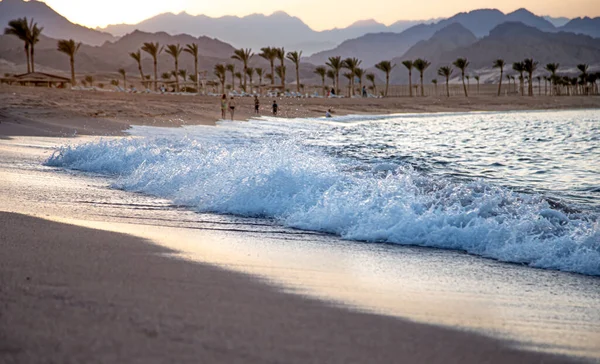 Bella Spiaggia Sabbia Deserta Tramonto Con Onde Sul Mare Sullo — Foto Stock