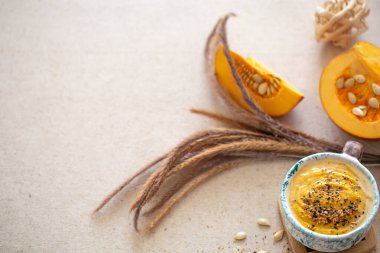 Güzel bir seramik tabakta balkabağı çorbası ile nefis bir kompozisyon. Yukarıdan manzara. Mevsimlik yiyecekler.