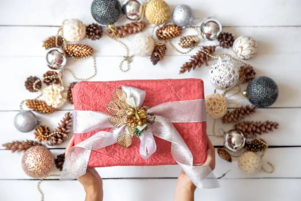 Composição Ano Novo Festivo Com Bolas Natal Uma Caixa Presente — Fotografia de Stock