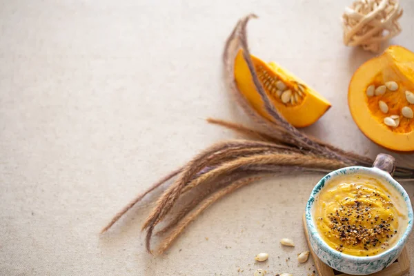 Güzel bir seramik tabakta balkabağı çorbası ile nefis bir kompozisyon. Yukarıdan manzara. Mevsimlik yiyecekler.