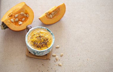 Güzel bir seramik tabakta balkabağı çorbası ile nefis bir kompozisyon. Yukarıdan manzara. Mevsimlik yiyecekler.