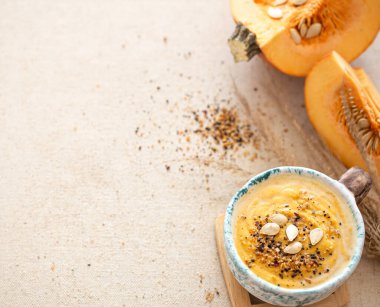 Güzel bir seramik tabakta balkabağı çorbası ile nefis bir kompozisyon. Yukarıdan manzara. Mevsimlik yiyecekler.