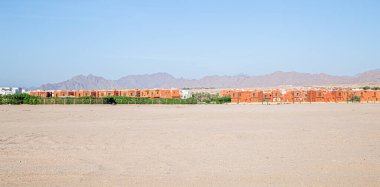 Terk edilmiş bir otelde, ıssız bir yerde. Koronavirüs salgını sırasında turizm krizi.