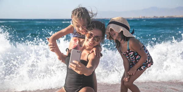 Una Madre Con Niño Toma Una Selfie Contra Fondo Del — Foto de Stock