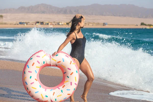 Eine Fröhliche Frau Mit Einem Krapfenförmigen Schwimmkreis Meer Das Konzept — Stockfoto