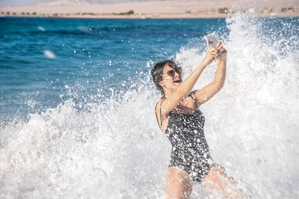 Een Vrolijke Vrouw Een Badpak Neemt Een Selfie Tegen Achtergrond — Stockfoto