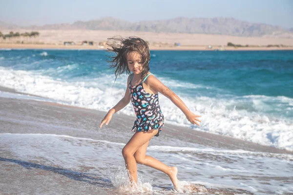 Porträtt Glad Liten Flicka Baddräkt Vid Havet Solig Dag — Stockfoto