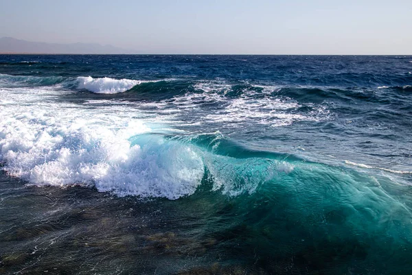 Belos Mares Furiosos Com Espuma Mar Ondas Antecedentes Das Ondas — Fotografia de Stock