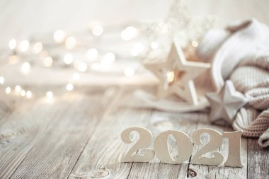 Yeni yıl 2021, dekorlu tatil geçmişi. Arka planda bulanık ışıklar var. Kutlama konsepti.