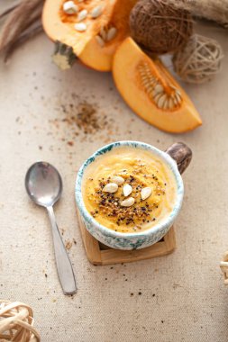 Güzel bir seramik tabakta balkabağı çorbası ile nefis bir kompozisyon. Yukarıdan manzara. Mevsimlik yiyecekler.