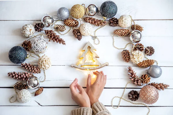 Composição Com Bolas Natal Mãos Mulher Uma Mulher Segura Brinquedo — Fotografia de Stock