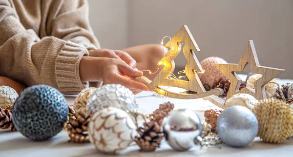 Noel Topları Kadın Eli Ile Kompozisyon Bir Kadın Parlayan Işıkları — Stok fotoğraf