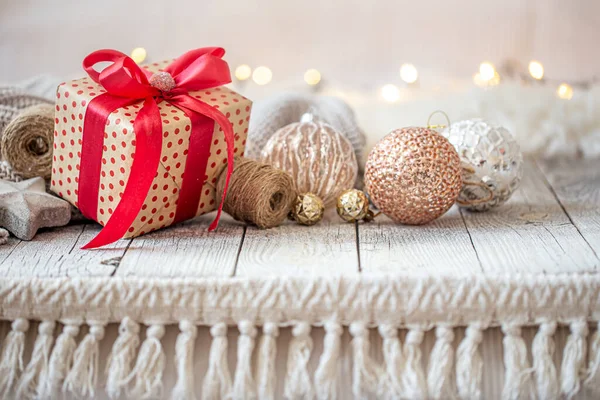 Mooie Kerstachtergrond Met Kerstspeelgoed Een Geschenkdoos Met Een Rode Strik — Stockfoto