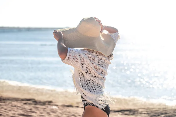 Een Mooie Vrouw Met Een Hoed Badpak Wandelt Het Strand — Stockfoto