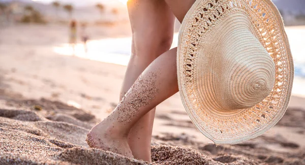 Körperteil Füße Einer Frau Die Bei Sonnenuntergang Mit Hut Strand — Stockfoto