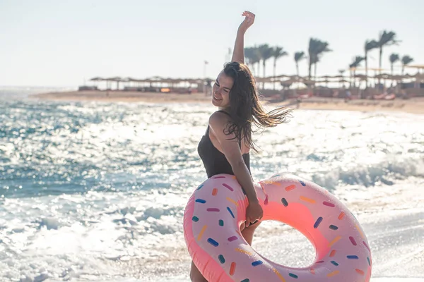 Una Mujer Alegre Con Círculo Natación Forma Rosquilla Junto Mar — Foto de Stock