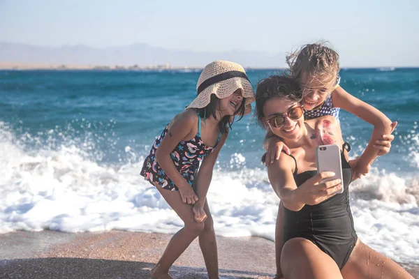 Una Madre Con Niño Toma Una Selfie Contra Fondo Del — Foto de Stock