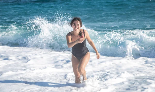 Una Mujer Alegre Traje Baño Negro Orilla Del Mar — Foto de Stock