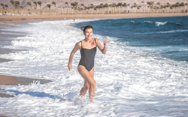 Uma Mulher Alegre Com Fato Banho Preto Peça Corre Beira — Fotografia de Stock