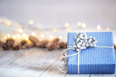 Mavi hediye kutusuyla yeni yıl tatili geçmişi. Yeni yılı kutlama ve selamlama kavramı..