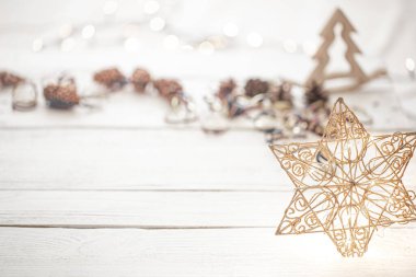 Yıldızlı ve ışıklı bir yeni yıl arkaplanı. Tatil ve hediye kavramı.