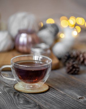 Çay ve dekoratif eşyalarla dolu rahat bir hayat, arka planda parlayan ışıklar..