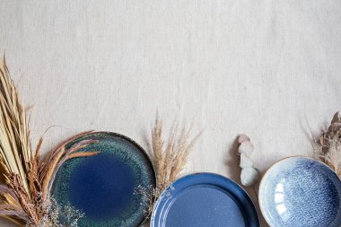 Seramik çanak antenli açık arkaplan. Güzel bir düzen. Yukarıdan manzara. Mutfak aksesuarları kavramı. .