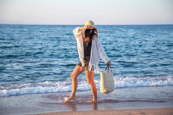 Ein Schönes Boho Model Mit Hut Und Korbtasche Spaziert Strand — Stockfoto