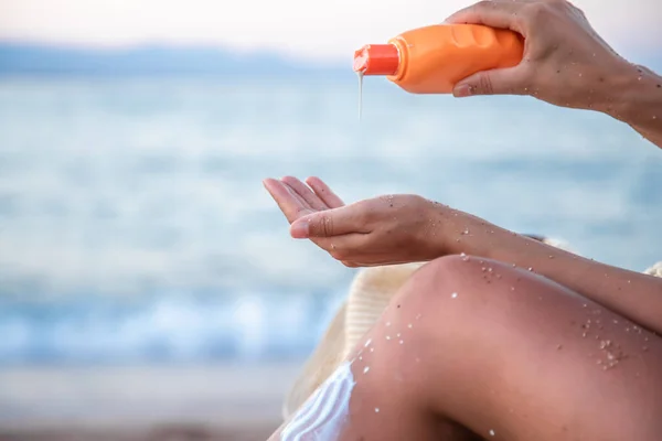 Woman Applies Sunscreen Beach Close Body Part Sun Protection — Stock Photo, Image