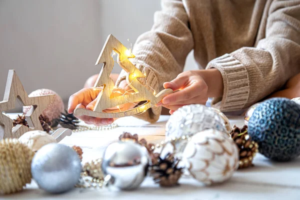 Noel Topları Kadın Eli Ile Kompozisyon Bir Kadın Parlayan Işıkları — Stok fotoğraf
