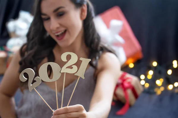 Nový Rok2021 Detailní Záběr Dřevěné Číslo Pozadí Usměvavé Dívky — Stock fotografie
