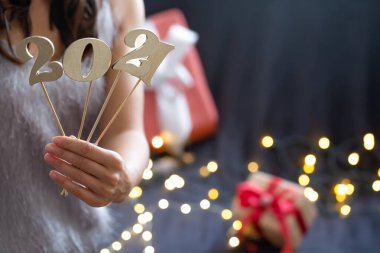 2021 Yeni Yıl. Şenlik arka planında çelenk ve güncel kutuyla ahşap numaraya yakın çekim.