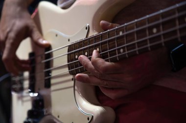 Elektro gitarı yakın plan çalma işlemi.