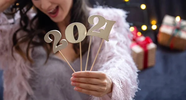 Nový Rok2021 Dřevěné Číslo Rukou Dívky — Stock fotografie