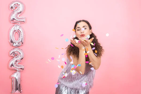 Joyeuse Fille Brune Élégante Avec Les Cheveux Bouclés Vêtements Fête — Photo